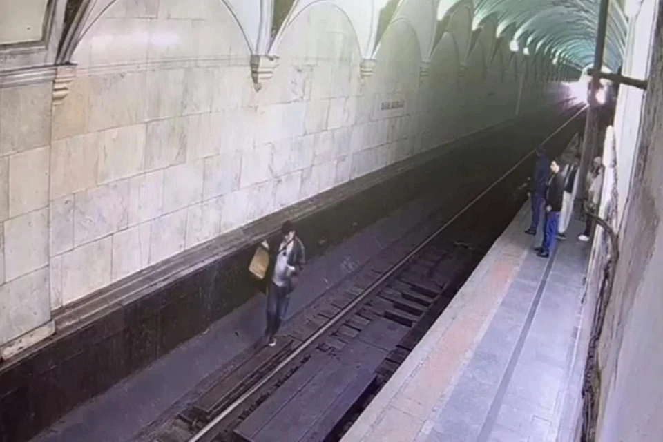 Нетрезвый москвич ради фотографий спустился на рельсы в московском метро