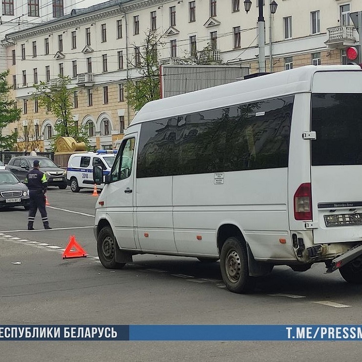 Три человека попали в больницу после столкновения маршрутки с кроссовером в  Витебске - KP.RU