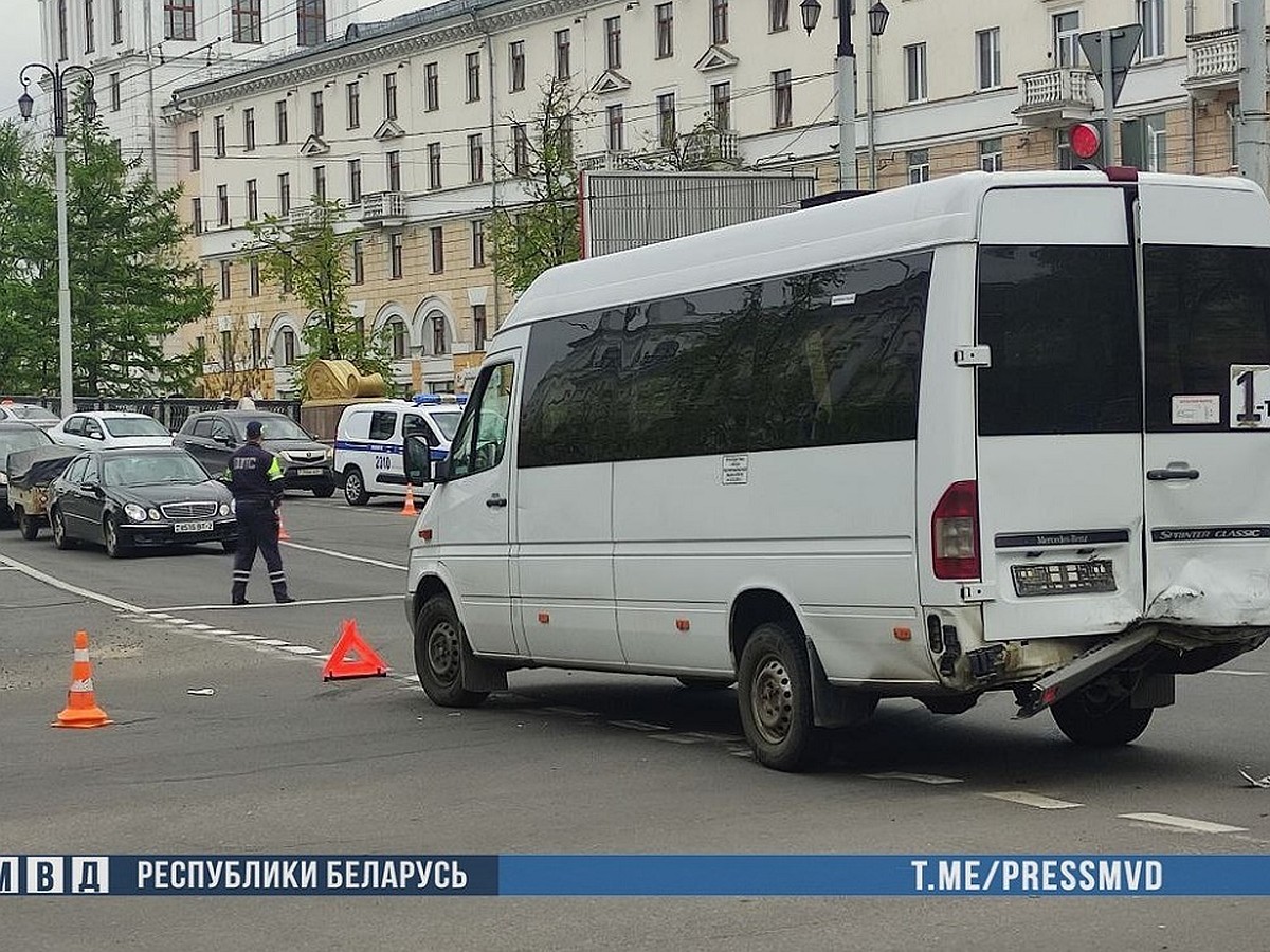 Три человека попали в больницу после столкновения маршрутки с кроссовером в  Витебске - KP.RU