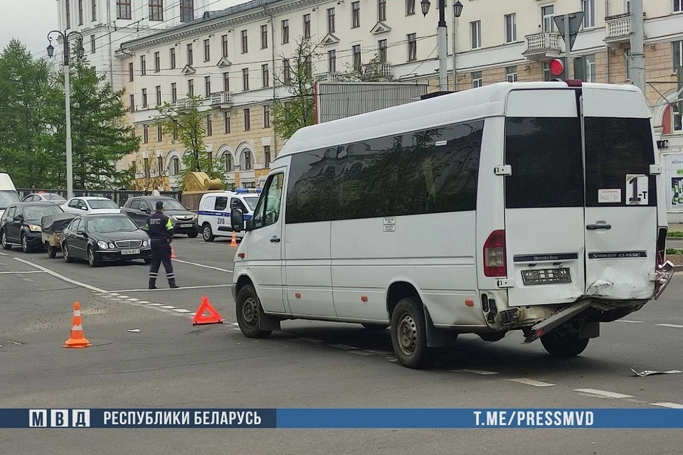 Встречный кроссовер врезался в маршрутку в Витебске. Фото: МВД