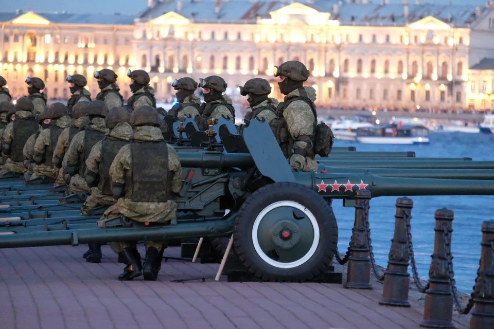 Военные салюты отгремели в Петербурге.