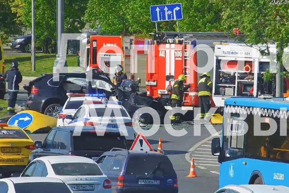 Водитель «БМВ» врезался в столб и погиб на Варшавском шоссе в Москве