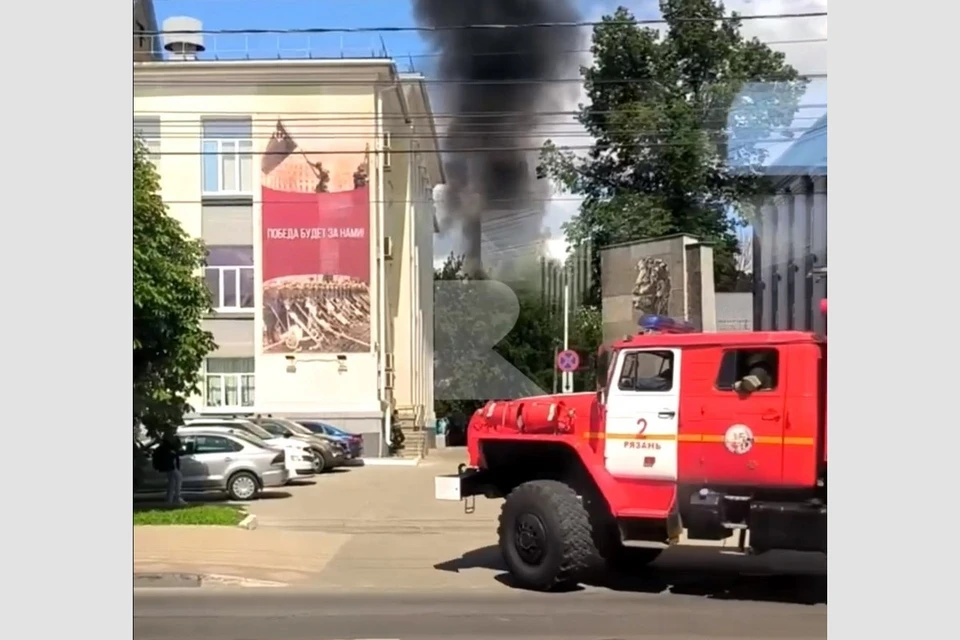 На улице Некрасова в Рязани загорелась хозпостройка. Существовала угроза для соседних зданий. Фото: t.me/rznlifetg
