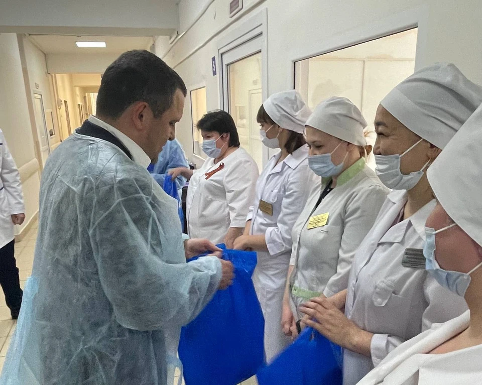 Парламентарий и активисты передали медсестрам подарки / Фото: Единая Россия