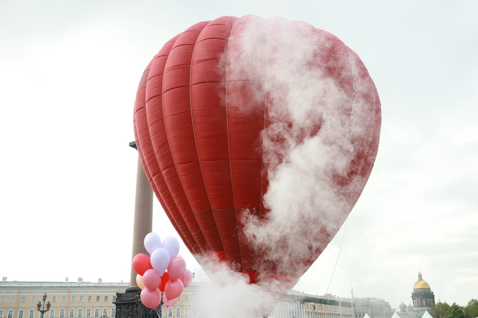 Воздушные шары на Дворцовой площади шокировали жителей Петербурга
