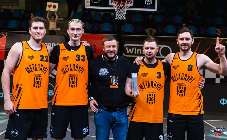 Президент Федерации баскетбола Челябинской области поздравил «Металлург» с победой. Фото БК «Челбаскет»