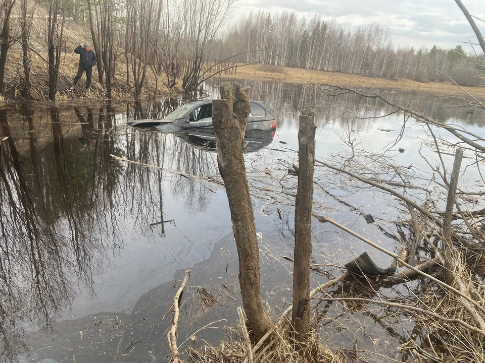 В Томской области пьяный водитель на BMW скатился в реку