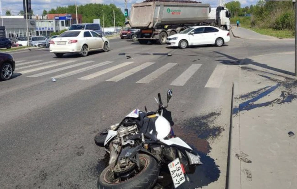 На улице Рязанской в Туле мотоциклист столкнулся в двумя машинами на пешеходном переходе