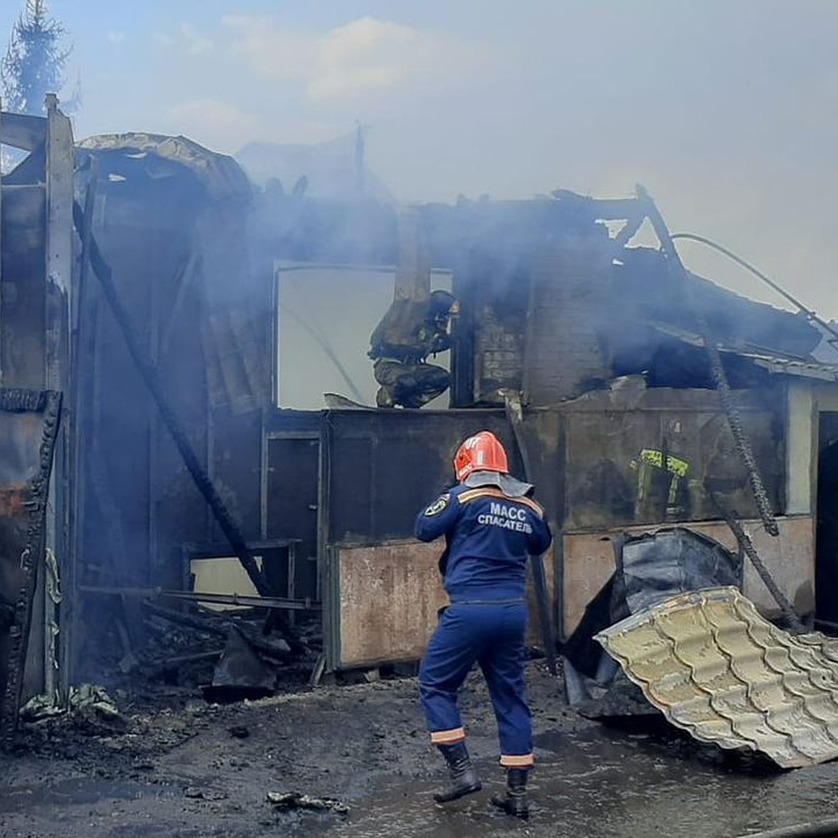 В Новосибирске на улице Прибрежная сгорело два дома и гараж с машинами -  KP.RU