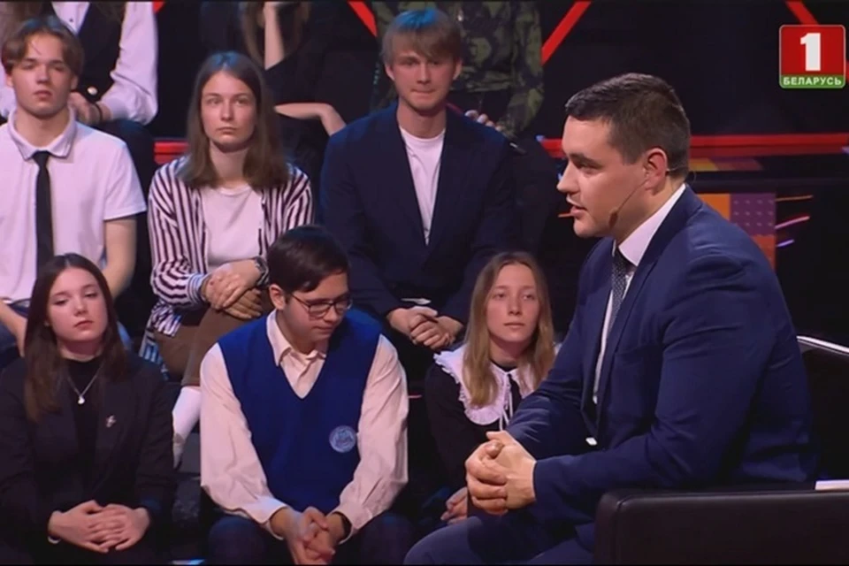Министр образования отвечал на вопросы школьников в ток-шоу "Сто вопросов взрослому". Скрин видео "Беларусь 1"