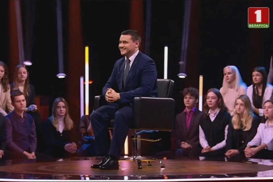 Министр образования ответил на вопросы школьников в ток-шоу "Сто вопросов взрослому". Скрин видео "Беларусь 1"
