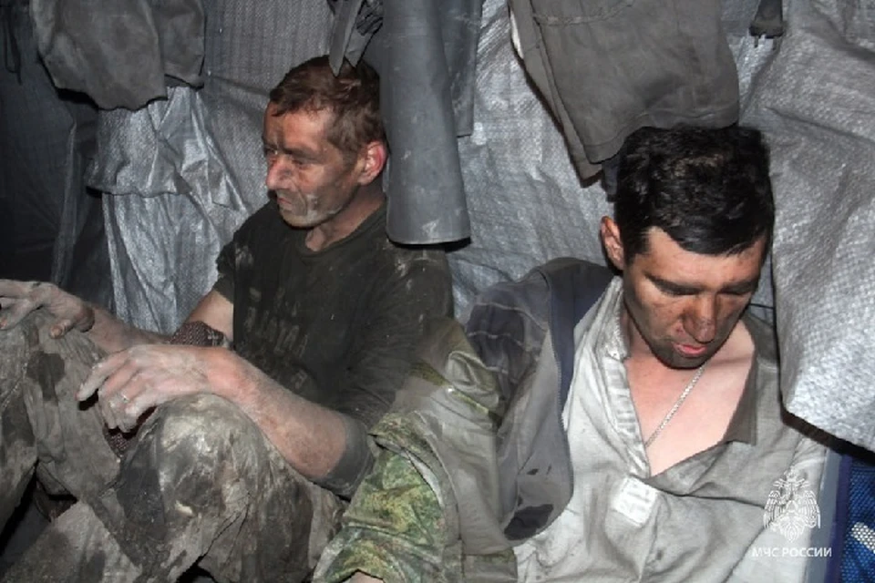 Мужчины провели под землей почти пять дней. Фото: МЧС ДНР