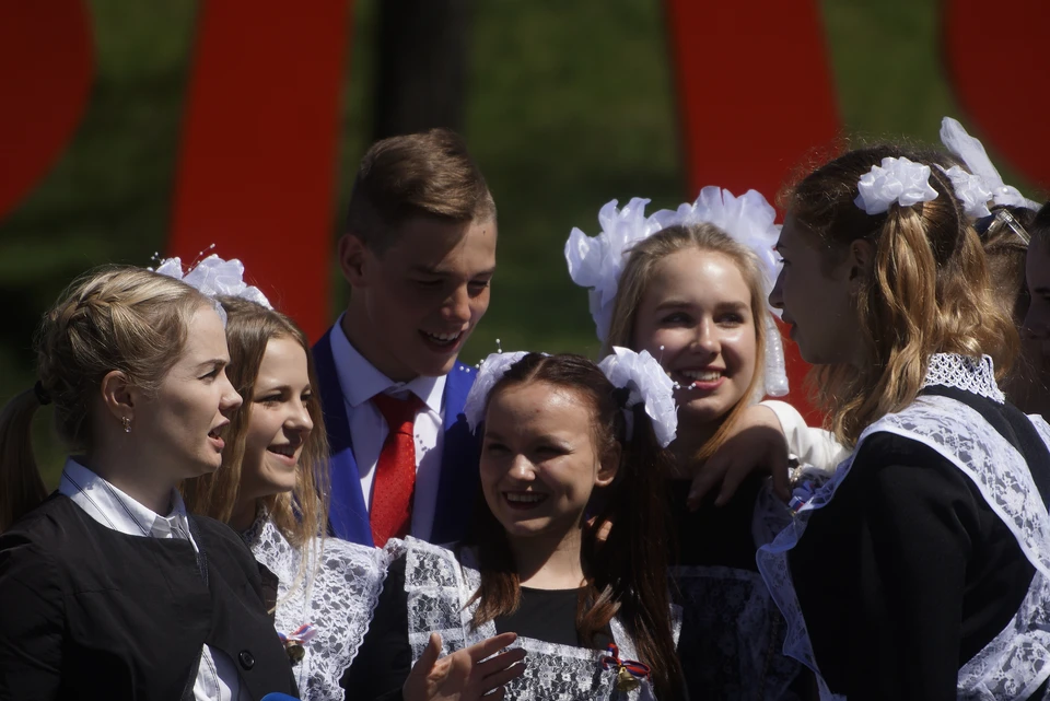 Школьники встречаются классами на Плотинке и в парках Екатеринбурга.