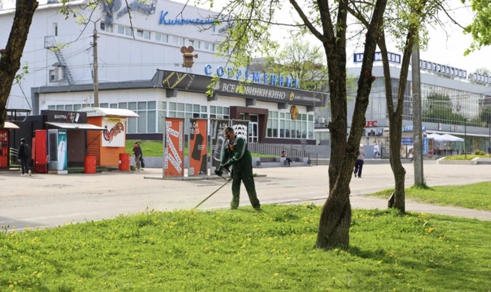 Сезонный покос травы продолжается в Смоленске. Фото: пресс-служба администрации города.