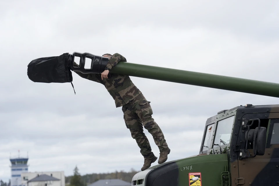Французский солдат у САУ "Цезарь" во время учений НАТО в Эстонии.