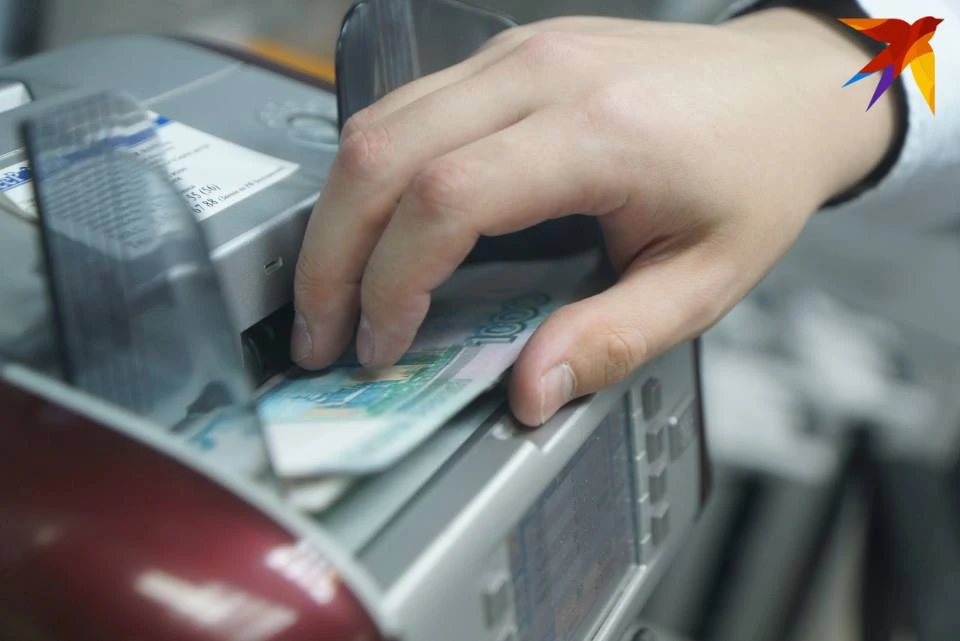 Мужчина дважды снял с чужой карты по 25 тысяч рублей.