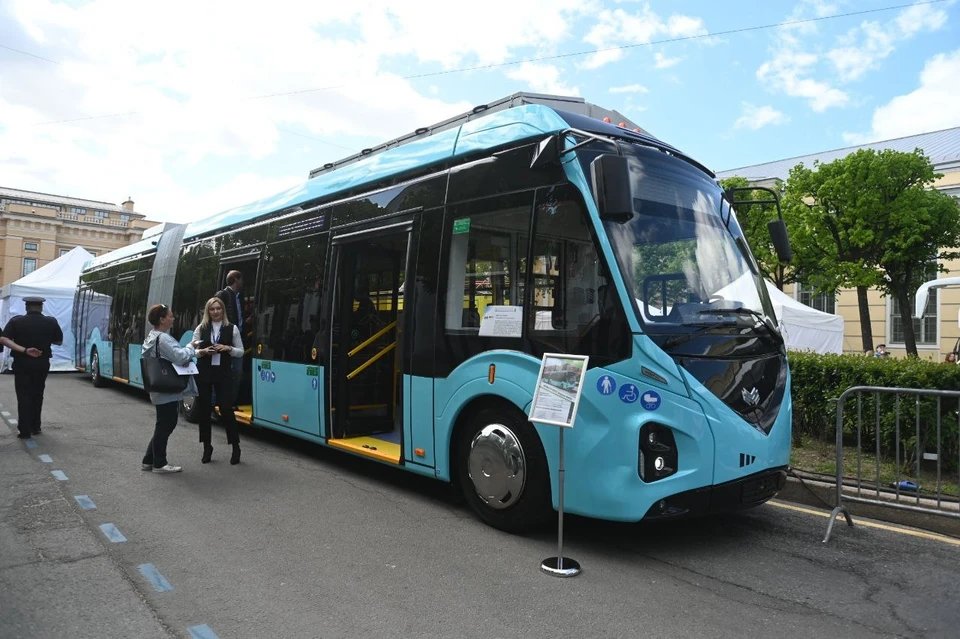 Выставка инновационного транспорта открылась на Манежной площади Петербурга