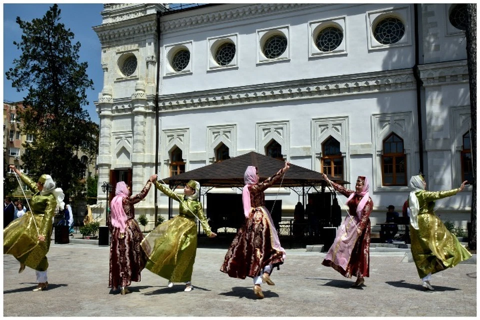В Симферополе на открытии кенассы выступил фольклорный ансамбль.