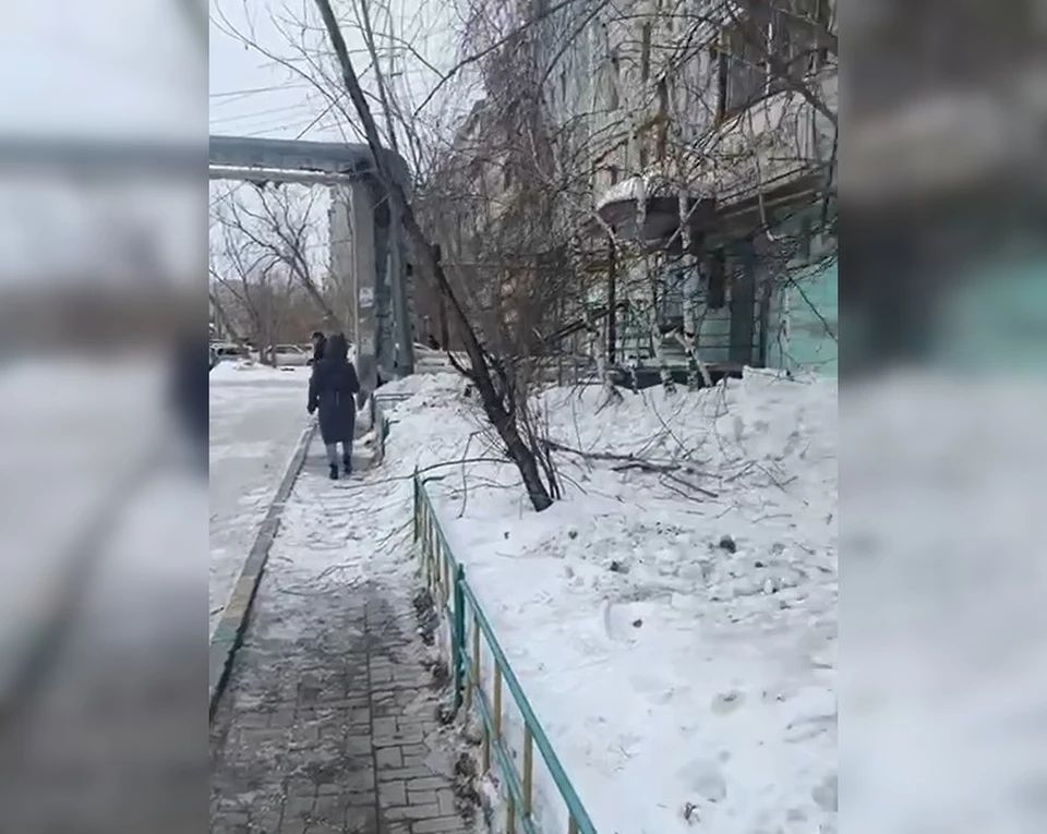 Вот здесь на ребенка сбросили снег, никаких опознавательных знаков нет. Фото: t.me/yakutsk_vecherniy