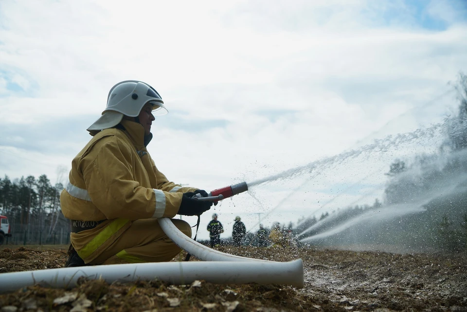 Борьбу с огнем ведут более тысячи человек и свыше 190 единиц спецтехники