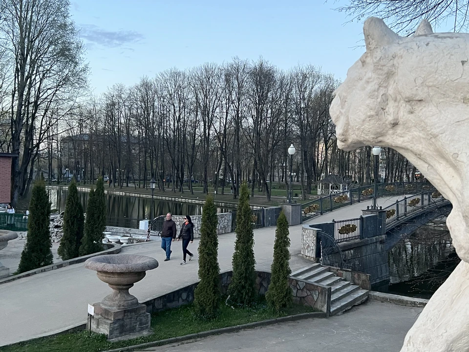 В «Лопатинском саду» Смоленска закрыли мост для проведения ремонта в парке.