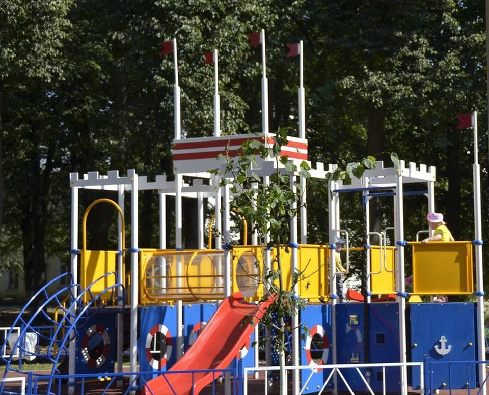 Детский городок в Комсомольском парке Тулы признали опасным для игр