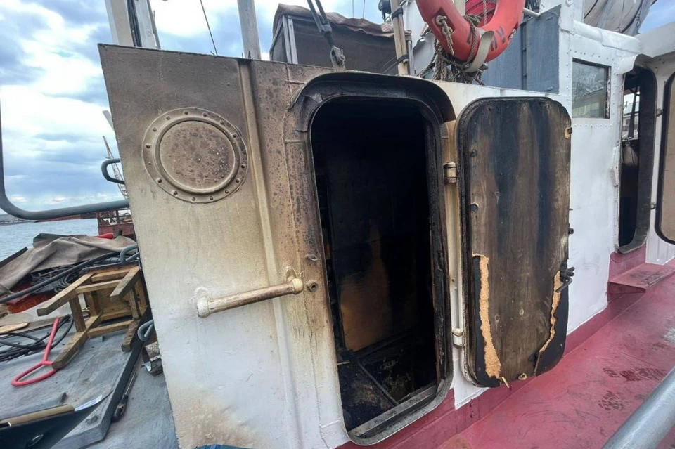 В Братске Иркутской области 23 мая 2023 года произошел пожар на судне "Дельфин". Фото: Восточно-Сибирская транспортная прокуратура