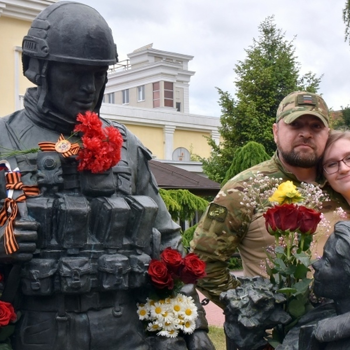 Ожившая история памятника «Вежливым людям»: девочка и военнослужащий с  популярного видео встретились спустя 9 лет - KP.RU