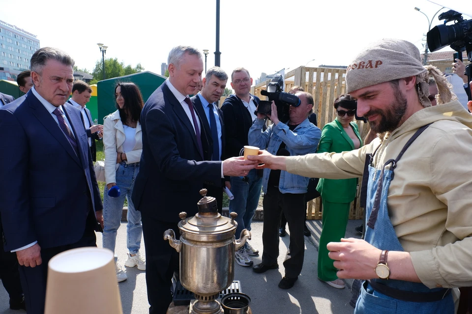 Губернатор поблагодарил за работу представителей малого и среднего бизнеса. Фото: Правительство НСО