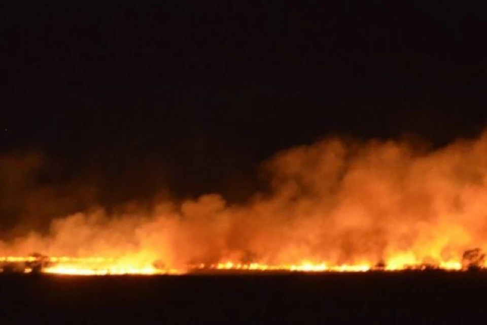 Сухая трава горит на левом берегу в Хабаровске Фото:@newskhv