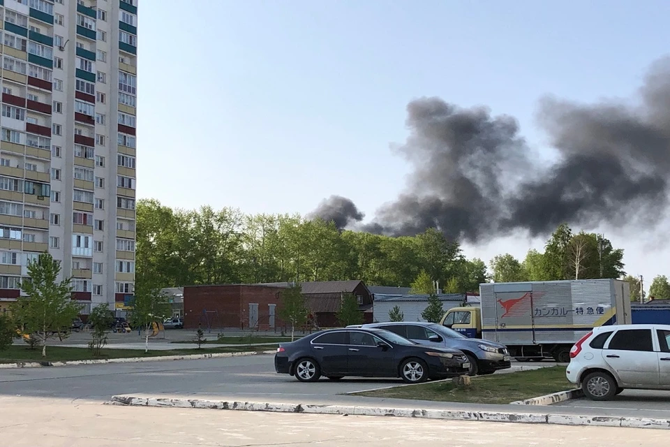 В Новосибирске в Первомайском районе загорелись покрышки.