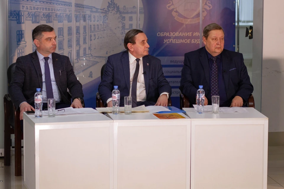 Сергей Гусев (слева) из руководителей рязанских вузов получал в 2022 году больше всех. Ректор Михаил Чиркин (в центре) - второй по среднемесячной зарплате.