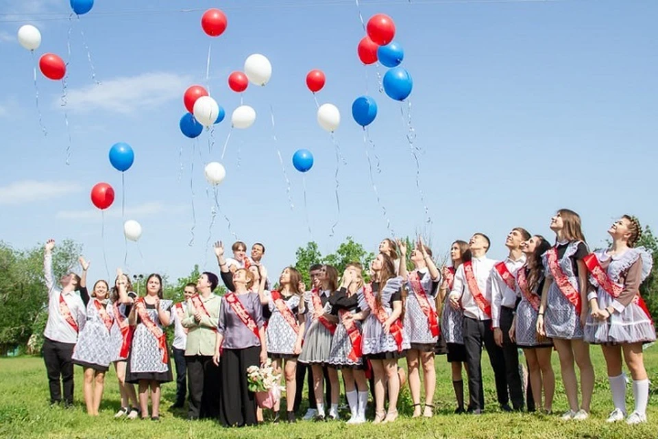 17 школа луганск. Луганск последний звонок. Выпускники школы 17 Луганск 2023. 36 Школа Луганск. Белореченская школа Луганск.