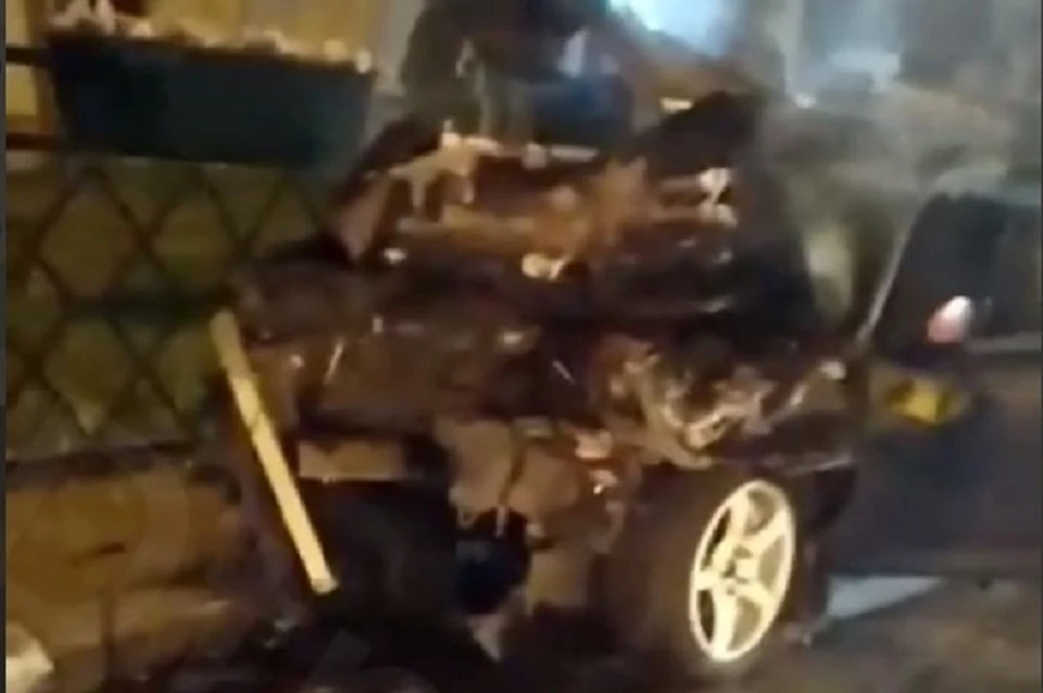 Части «Тойоты» разбросало по дороге в результате аварии в Хабаровске Фото: @dtp_khv