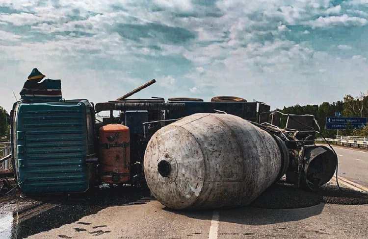 В Свердловской области цементовоз опрокинулся из-за лопнувшего колеса
