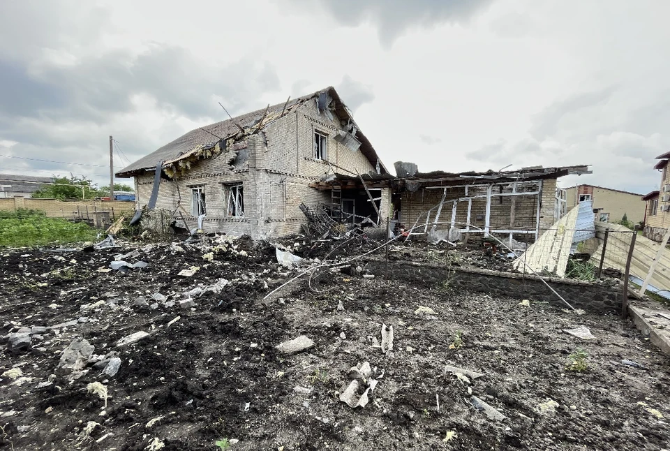 В результате обстрела Волновахи из РСЗО был разрушен жилой дом, погиб мирный житель