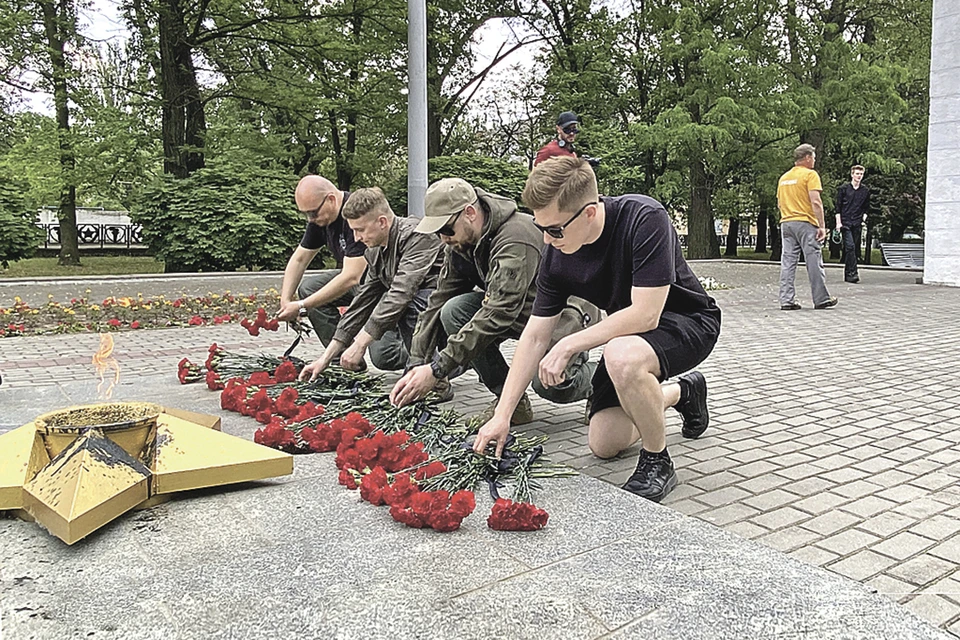 В Мелитополе участники автопробега возложили цветы у мемориального комплекса, воздвигнутого в память о павших в боях при освобождении города.