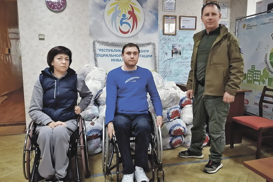 Олег Подгорный (справа) помогает жителям Донбасса на протяжении многих лет.