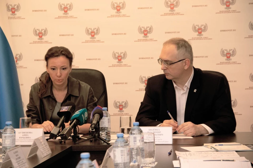 Владимир Бидевка и Анна Кузнецова на заседании в Донецке. Фото: Телеграм-канал спикера парламента
