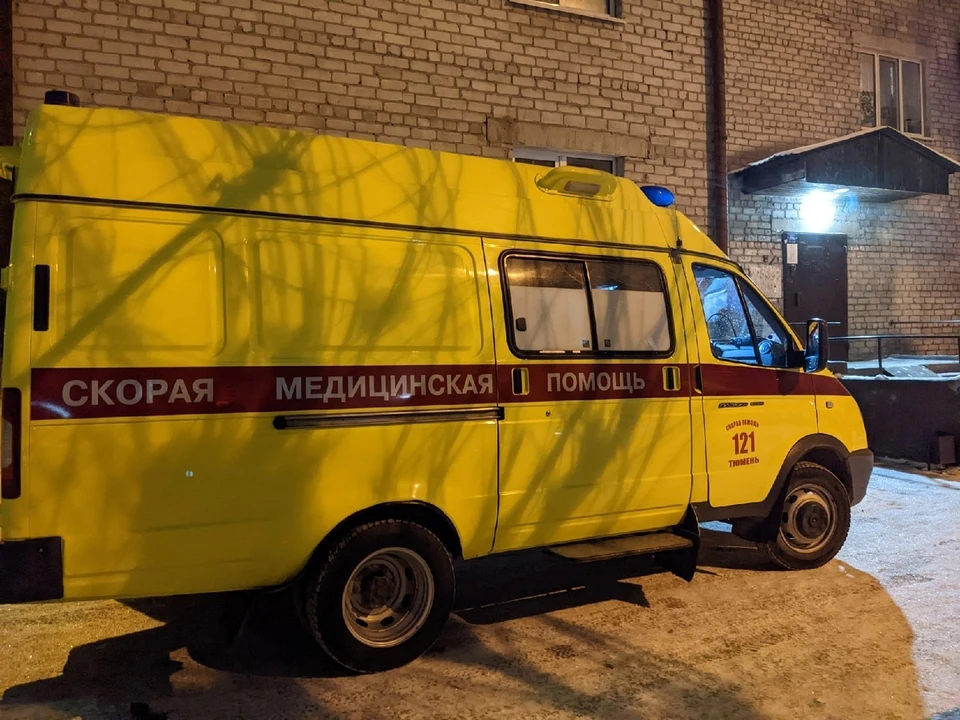 На место происшествия приехали родные и близкие погибшей, а также сотрудники МВД.