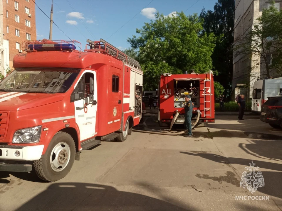 Пожарные спасли ребенка из горящей многоэтажки в Нижнем Новгороде. Фото: пресс-служба ГУ МЧС России по Нижегородской области.