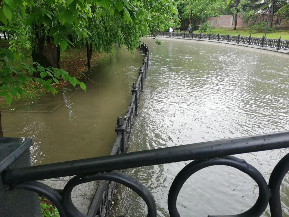 Часть Гагаринского парка оказалась под водой.