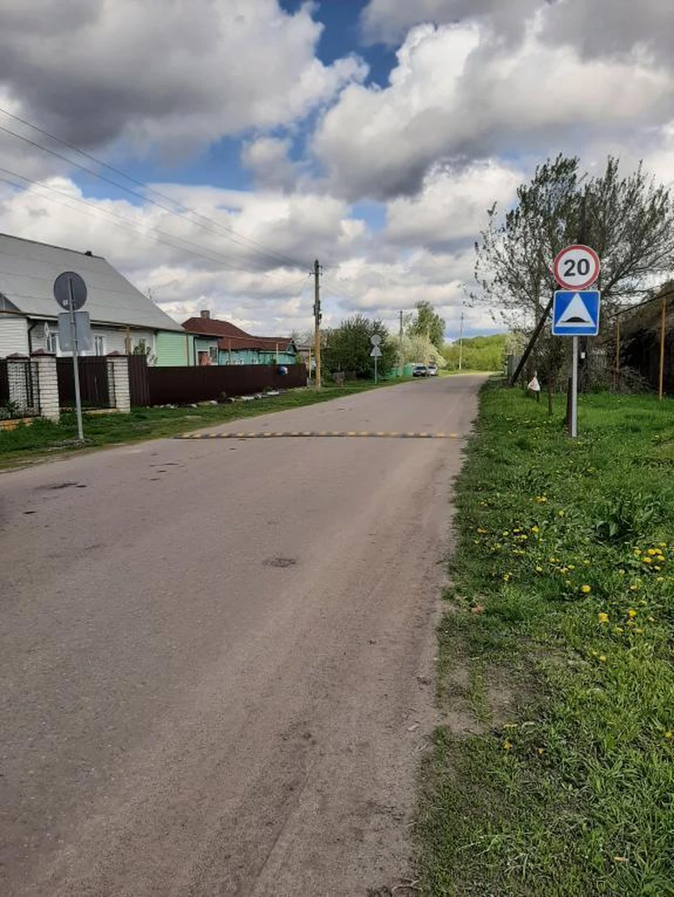 Поселок совхоза комсомолец тамбовская. Дорога в поселке. Тротуар в поселке. Поселок совхоза комсомолец Тамбовская область.