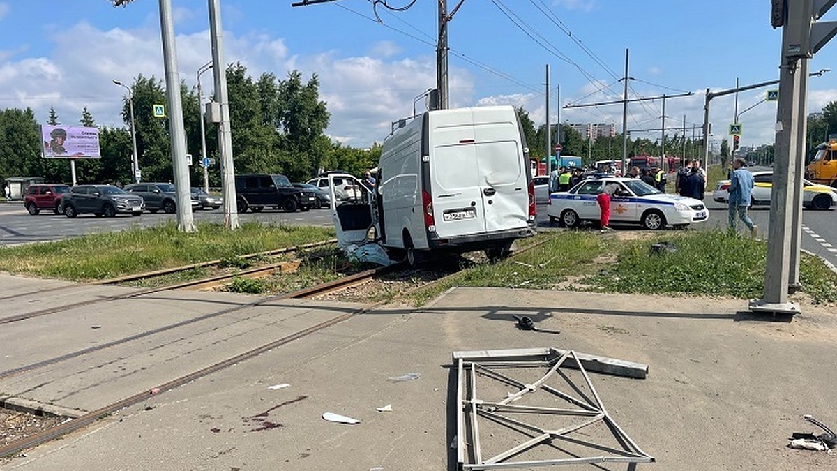 Пешеходу оторвало голову, еще двое пострадали: В Казани «Газель» влетела на  остановку и сбила людей - KP.RU