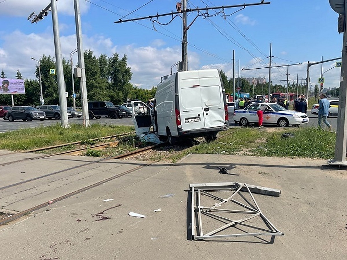 Пешеходу оторвало голову, еще двое пострадали: В Казани «Газель» влетела на  остановку и сбила людей - KP.RU