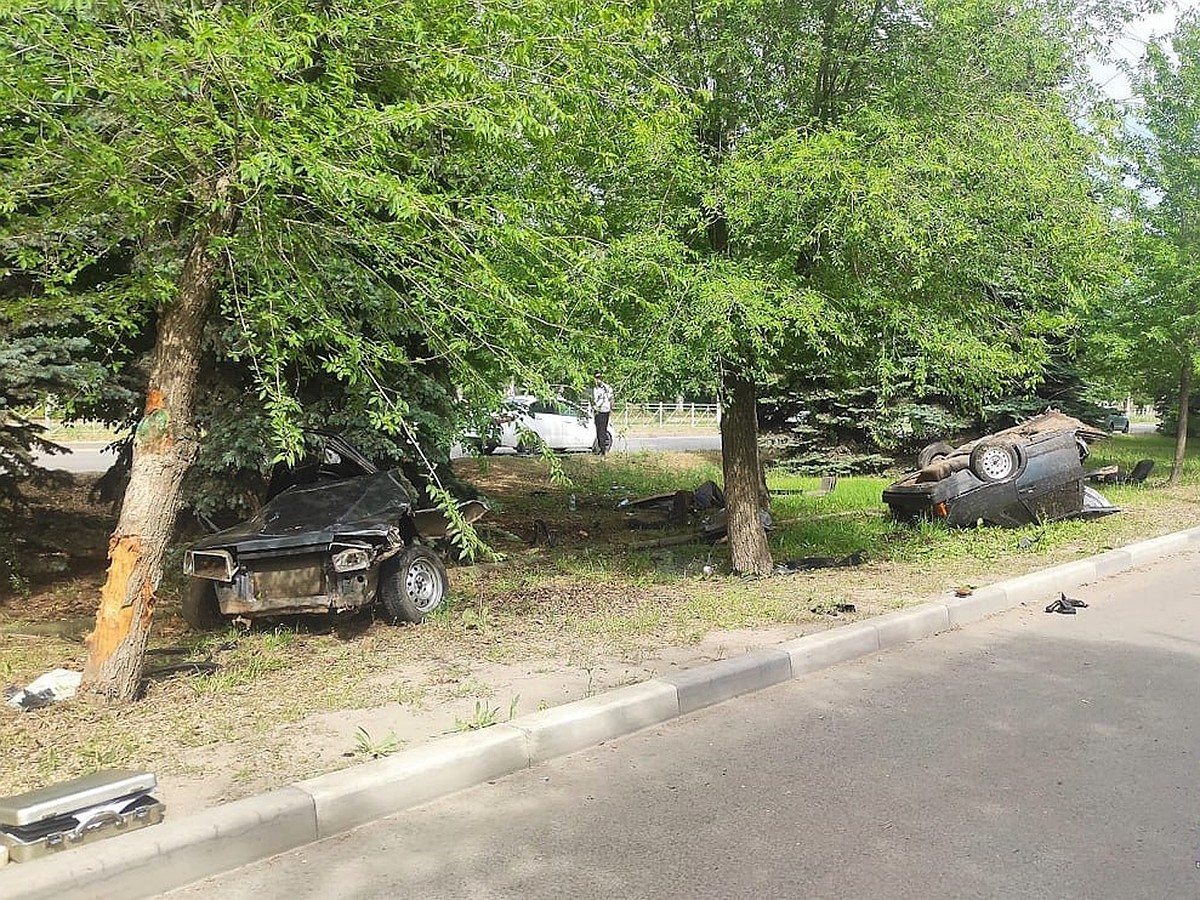 ВАЗ-21099 от удара о дерево разорвало пополам: в страшном ДТП в Волжском  двое погибли, двое в больнице - KP.RU