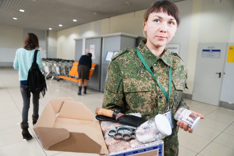 Сотрудники таможни обнаружили в посылках 8 банок с сильнодействующими веществами
