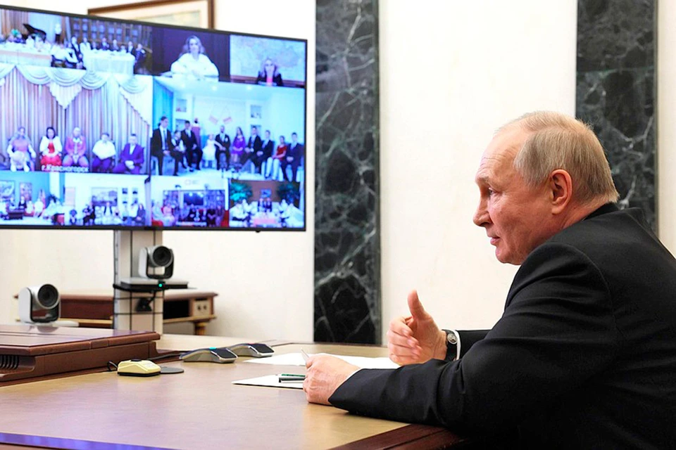 Владимир Путин в День защиты детей беседовал по видеосвязи с семьями, награжденными орденами «Родительская слава».