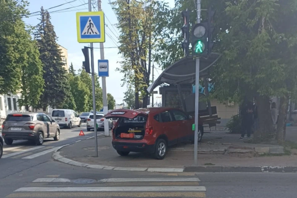 Машина снесла автобусную остановку.