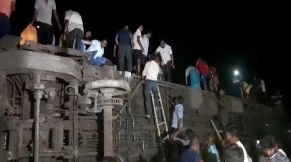 Reuters: Число погибших увеличилось до 233 человек после столкновения поездов в Индии